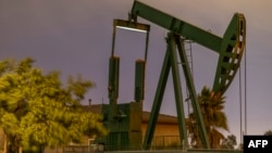 Pompa angguk mengambil memompa minyak mentah dari lapangan minyak Long Beach di Signal Hill, 9 Maret 2020. 