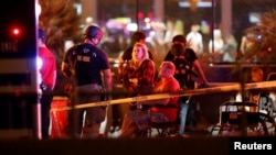 Des spectateurs attendent d’être auscultés par les secours, après la fusillade de Las Vegas, le 2 octobre 2017.