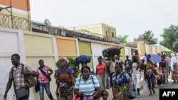 Les habitants des quartiers du sud de Brazzaville fuient les combats entre les forces de sécurité congolaises et des hommes armés inconnus le 4 avril, 2016.