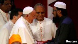 សម្តេច​ប៉ាប​ Francis ចាប់​ដៃ​ស្វាគមន៍​ជាមួយ​ Muslim Maulavi Ash-Sheikh M.F. M. Fazil​ (ស្តាំ)​ ក្នុងអំឡុង​ពេល​ជួប​គ្នា​ជា​លក្ខណៈ​អន្តរ​សាសនា​នៅ​មជ្ឈមណ្ឌល​ BMICH​ ក្នុង​ទីក្រុង​កូឡុំបូ​ កាល​ពីថ្ងៃ​ទី​១៣ ខែមករា​ ឆ្នាំ២០១៥។