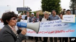 Khadija Ryadi, ex-présidente de l'Association marocaine des droits humains (AMDH) et prix de l'ONU pour les droits de l'Homme en 2013, lance des slogans lors d’une manifestation à Rabat, Maroc, 22 octobre 2013.
