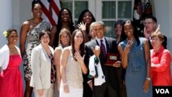 President Barack Obama bersama tim pemenang liga WNBA (Women NBA) Seattle Storm, Rabu (29/6).
