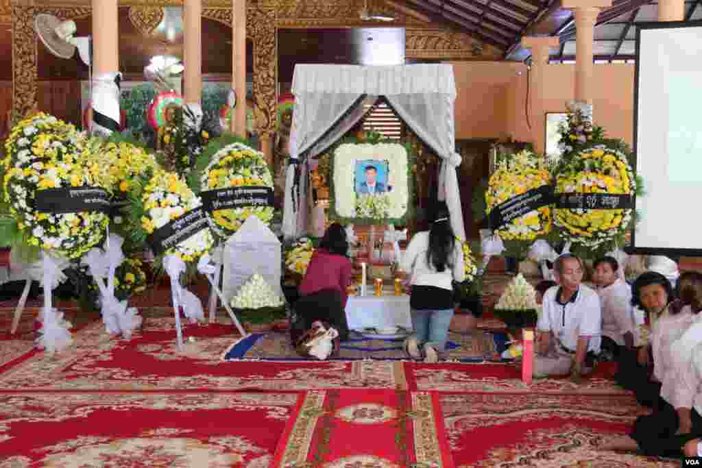 ​ពិធី​បុណ្យសព​លោក​ចាន់​ សុវ៉េត​ មន្ត្រី​ស៊ើបអង្កេត​សិទ្ធិ​មនុស្ស​របស់​​អង្គការ​អាដហុក ក្រោយពី​សូត្រធម៌​បង្សុកូល​ឧទ្ទិស​ដល់​វិញ្ញាណក្ខន្ធ​​​របស់​សព​លោក​កាល​ពី​ថ្ងៃ​ទី​១១ ខែ​ធ្នូ ឆ្នាំ​២០១៤។ (នូវ ពៅលក្ខិណាVOA)