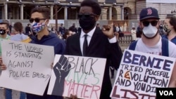 Protesters demonstrate near the U.S. Embassy in Paris. (Lisa Bryant/VOA)
