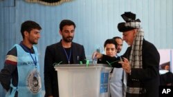 លោក​ប្រធានាធិបតី​អាហ្វហ្គានីស្ថាន Ashraf Ghani (រូប​ស្តាំ) ធ្វើ​ការ​បោះឆ្នោត​នៅ​វិទ្យាល័យ Amani ក្បែរ​វិមាន​ប្រធានាធិបតី ក្នុង​ក្រុង​កាប៊ុល ប្រទេស​អាហ្វហ្គានីស្ថាន កាលពី​ថ្ងៃទី២៨ ខែកញ្ញា ឆ្នាំ២០១៩។