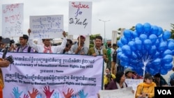 រូប​ឯកសារ៖ អង្គការ​សង្គម​ស៊ីវិល​ ​ក្រុម​សហជីព និង​សកម្មជន និងប្រជាពលរដ្ឋ​នានា​ ចូលរួម​ប្រារព្ធទិវាសិទ្ធិមនុស្សអន្តរ​ជាតិ១០ធ្នូ លើក​ទី៧០ នៅ​ទីលាន​ប្រជាធិបតេយ្យ​ នៅរាជធានីភ្នំពេញ​ កាលពីថ្ងៃទី​១០ ខែធ្នូ ឆ្នាំ​២០១៨។ (ខាន់ សុគុំមនោ​​/ VOA)