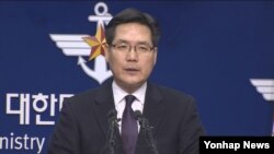 13일 한국 국방부 정례브리핑에서 북한 전역을 타격할 수 있는 사거리 500~1천㎞의 함대지 미사일을 실전배치했다고 발표하는 김민석 국방부 대변인.