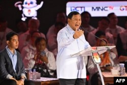 Kandidat presiden dan Menteri Pertahanan Indonesia Prabowo Subianto memberi penjelasan saat debat capres ketiga pemilu 2024 di Jakarta, 7 Januari 2024.