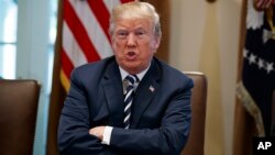 Presiden Donald Trump berbicara dalam rapat kabinet di Gedung Putih, 9 Mei 2018, di Washington.