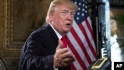 美国总统川普在圣诞前夜在佛罗里达州海湖庄园以视频会议方式问候驻守在世界各地的美国军人。（2017年12月24日）