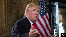 Presiden Amerika Donald Trump berbicara kepada media pada saat bertelekonferensi dengan anggota militer di Malam Natal dari kediamannya di Mar-a-Lago, Palm Beach, Florida, Minggu, 24 Desember 2017.