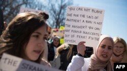 Farmon 27-yanvarda ilk bor joriy qilinganida yuzlab odamlar aeroportlarda ushlangan, ayrimlari deportatsiya qilingan edi. Ortidan Qo'shma Shtatlar bo'ylab namoyishlar avj olib, masala sudlarga oshirildi.