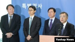 박영수 특별검사(오른쪽)가 6일 오후 서울 대치동 특검 기자실에서 '박근혜 정부의 최순실 등 민간인에 의한 국정농단 의혹 사건' 최종 수사결과와 성과에 대해 발표하고 있다. 