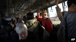 북한을 방문을 마친 외국인들이 평양 순안공항에서 베이징으로 향하는 여객기에 탑승하기 위해 셔틀버스로 이동하고 있다. (자료사진)