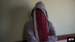 Un journaliste d'investigation avec le visage caché lors d'une interview à Accra, Ghana, le 12 juin 2018.