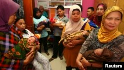 Para ibu menggendong bayinya untuk menunggu giliran diperiksa di rumah sakit Sitti Fatimah di Makassar. (Foto: Dok)