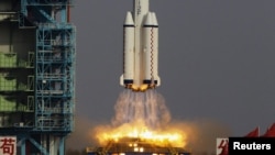 Shenzhou-9 spacecraft carrying three Chinese astronauts lifts off from the launch pad in the Jiuquan Satellite Launch Center, Gansu province, China, June 16, 2012. 