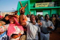 Sudanese people gather outside al-Huda prison in the capital Khartoum's twin city of Omdurman, July 4, 2019, during a ceremony marking the release of 235 members of a faction of the Sudan Liberation Army, which has fought government forces in Darfur.