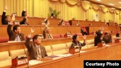 រូប​ឯកសារ៖ ការ​បោះឆ្នោតអនុម័តលើសេចក្តីព្រាងច្បាប់ស្តីពីសមាគមនិងអង្គការមិនមែនរដ្ឋាភិបាល ដោយសមាជិកព្រឹទ្ធសភា នៅក្នុងសម័យប្រជុំលើកទី៧ ដែលក្នុងនោះមា​នសំឡេង​៤៤នៃសមាជិកព្រឹទ្ធសភាទាំងមូល កាលពីថ្ងៃទី២៤ ខែកក្កដា ឆ្នាំ២០១៥។ (រូបថតផ្តល់ដោយ៖ ព្រឹទ្ធសភា) 