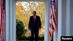Predsednik Donald Tramp dolazi na konferenciju za novinare u Beloj kući, 13. novembar 2020 (Foto: Rojters/Carlos Barria)