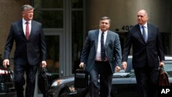 Anggota kuasa hukum Paul Manafort, termasuk Kevin Downing (kiri), Richard Westling, dan Thomas Zehnle berjalan ke pengadilan federal untuk menghadiri persidangan kasus mantan manajer kampanye Trump di Alexandria, 13 Agustus 2018.

