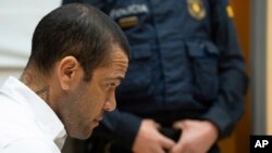 FILE - Bintang sepak bola Brazil Dani Alves dalam persidangannya di Barcelona, ​​​​Spanyol, Senin, Februari, 5 Februari 2024. Alves dinyatakan bersalah melakukan pelecehan seksual terhadap seorang perempuan muda di klub malam Barcelona. (D.Zorrakino/Pool Photo via AP)