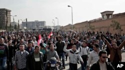 Des coptes égyptiens manifestent dans la rue après une attaque qui a coûté la vie à 24 personnes, au Caire, Egypte, le 12 décembre 2016.
