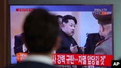 Seorang pria menyaksikan televisi yang menayangkan berita tentang pemimpin Korea Utara Kim Jong-Un, di Seoul Korea Selatan, April 5, 2017.
