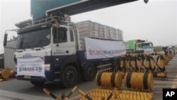 지난해 9월 한국 민간단체의 대북 지원 밀가루를 실은 차량이 파주시 도라산 남북출입국사무소를 통과하고 있다.