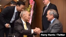 해리 해리스 주한미국대사가 10일 자신의 트위터에 백선엽 대장을 추모하며 함께 찍었던 사진을 올렸다. 해리스 대사는 백 장군이 지도자이자 애국자이며, 정치가였다며 현대 한미 동맹 구축을 주도했다고 밝혔다.