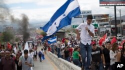 Supporters of opposition presidential candidate Salvador Nasralla march in protest for what they call electoral fraud in Tegucigalpa, Honduras, Dec. 3, 2017.(AP Photo/Rodrigo Abd)