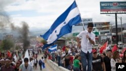 Les partisans du candidat opposant Salvador Nasralla manifestent contre la fraude électorale à Tegucigalpa, le Honduras, le 3 décembre 2017.
