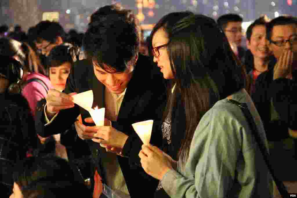 青少年艾滋教育协会在九龍尖沙嘴星光大道舉辦音樂會(美国之音谭嘉琪拍摄)