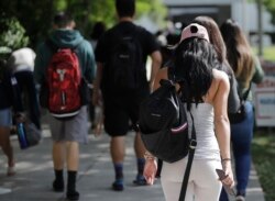 Mahasiswa berjalan di kampus Miami Dade College, di Miami, 23 Oktober 2018. (Foto: AP)