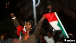 Une femme célèbre le premier anniversaire du soulèvement qui a renversé Omar el-Béchir, à Khartoum, au Soudan, le 25 décembre 2019. (Photo: REUTERS/ Mohamed Nureldin Abdallah)