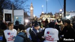 Des infirmières participent à une grève devant l'hôpital St Thomas à Londres, en Grande-Bretagne, le 15 décembre 2022.