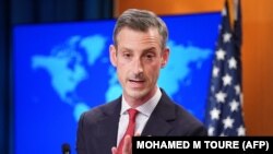 Juru Bicara Departemen Luar Negeri AS Ned Price berbicara kepada awak media dalam konferensi pers di Washington, pada 25 Januari 2022. (Foto: AFP/Kevin Lamarque)