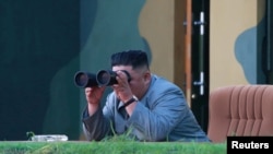Le dirigeant nord-coréen Kim Jong Un supervise le lancement de deux missiles balistiques à courte portée dans une photo non datée publiée par l'Agence centrale de presse nord-coréenne (KCNA) le 26 juillet 2019. KCNA / via REUTERS 