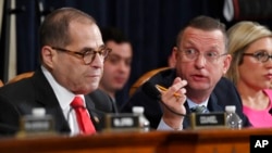 Predsedavajući Odbora za pravosuđe Džeri Nedler (levo) i najviše rangirani republikanac u odboru Dag Kolins tokom današnjeg pretresa (Foto: AP) 