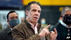Le gouverneur de New York Andrew Cuomo s'exprime lors d'une conférence de presse sur un site de vaccination COVID-19 dans le quartier de Brooklyn à New York, le 22 février 2021.