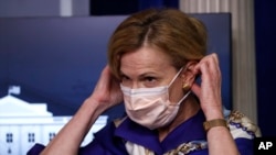 资料照：白宫应对疫情小组领导人之一的波克斯医生在一个白宫记者会戴上口罩。
