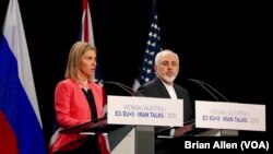 Kepala kebijakan luar negeri Uni Eropa Federica Mogherini dan Menteri Luar Negeri Iran Javad Zarif saat mengumumkan tercapainya kesepakatan nuklir Iran pekan lalu.
