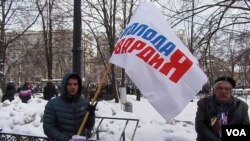 “青年近卫军”的一名成员在今年年初莫斯科市中心的支持政府集会上。（美国之音白桦）