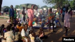 Des familles sud-soudanais trouvent refuge dans un camp de la MINUSS à Juba, Soudan du Sud, le 11 juillet 2016.