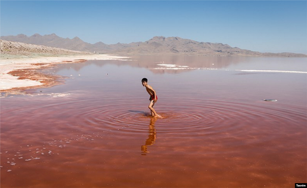 قرمز شدن رنگ آب دریاچه ارومیه عکس: مجتبی اسماعیل زاده 