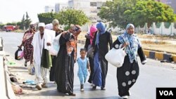 Warga Libya mengungsi dari pusat kota Tripoli untuk menghindari kemungkinan bentrokan pemberontak dan pendukung Gaddafi (26/8).