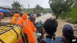 태풍 '꼰선'의 영향으로 침수된 필리핀 중부지역에서 지난 7일 적십자사 자원봉사자들이 구호 활동을 벌이고 있다. 