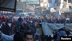 Warga berkumpul untuk dievakuasi dari wilayah al-Sukkari, timur Aleppo, Suriah, 15 Desember 2016. (REUTERS/Abdalrhman Ismail)