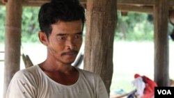 លោក សូត្រ សាយ អាយុ៤៥ឆ្នាំ ជាកសិករម្នាក់រស់នៅក្នុងភូមិដំរីស ឃុំកោះជុំ ស្រុកកណ្តៀង ខេត្តពោធិ៍សាត់ ថ្ងៃទី២៨ ខែសីហា ឆ្នាំ២០២១។ (ស៊ុន ណារិន/វីអូអេ)