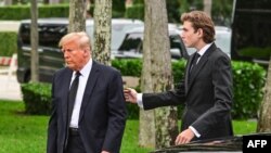 Mantan Presiden AS Donald Trump dan putranya Barron Trump menghadiri pemakaman ibunda Melania Trump di Gereja Bethesda by the Sea di Palm Beach, Florida, pada 18 Januari 2023. (Foto: AFP/Giorgio Viera)
